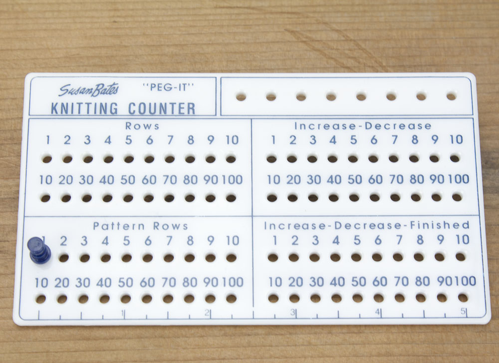 Repeating the pattern - with the 1st row of the pattern repeated, peg is in hole #1 
to begin counting the pattern rows again.