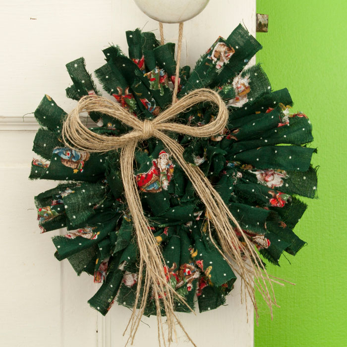 Old Fashioned Santa Mini Rag Wreath with Jute Bow