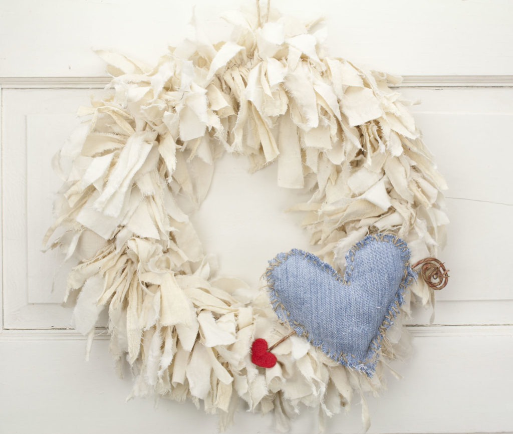 15" Vintaged Rag Wreath With Arrow Heart