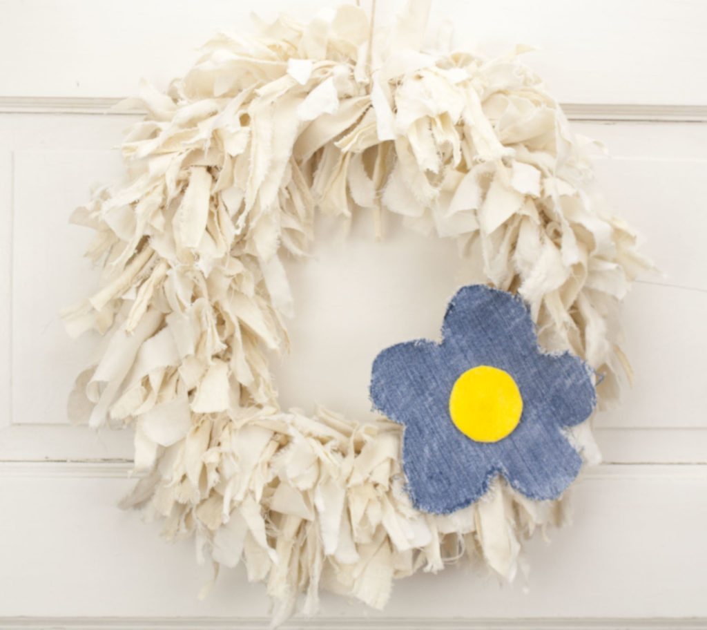 15" Vintaged Rag Wreath with Blue Jean Daisy